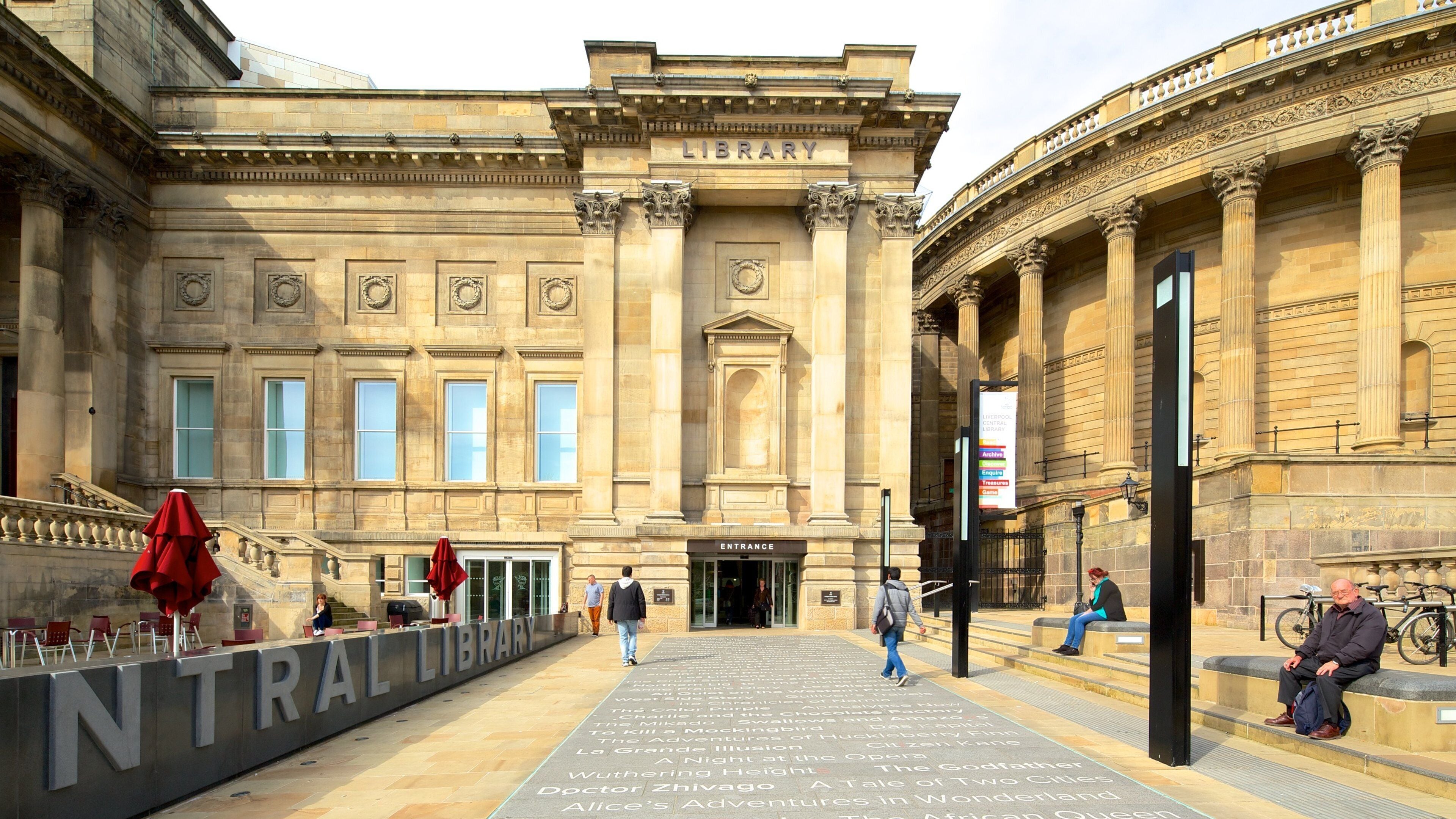 Liverpool sentralbibliotek som viser historisk arkitektur, torg eller plass og gatescener