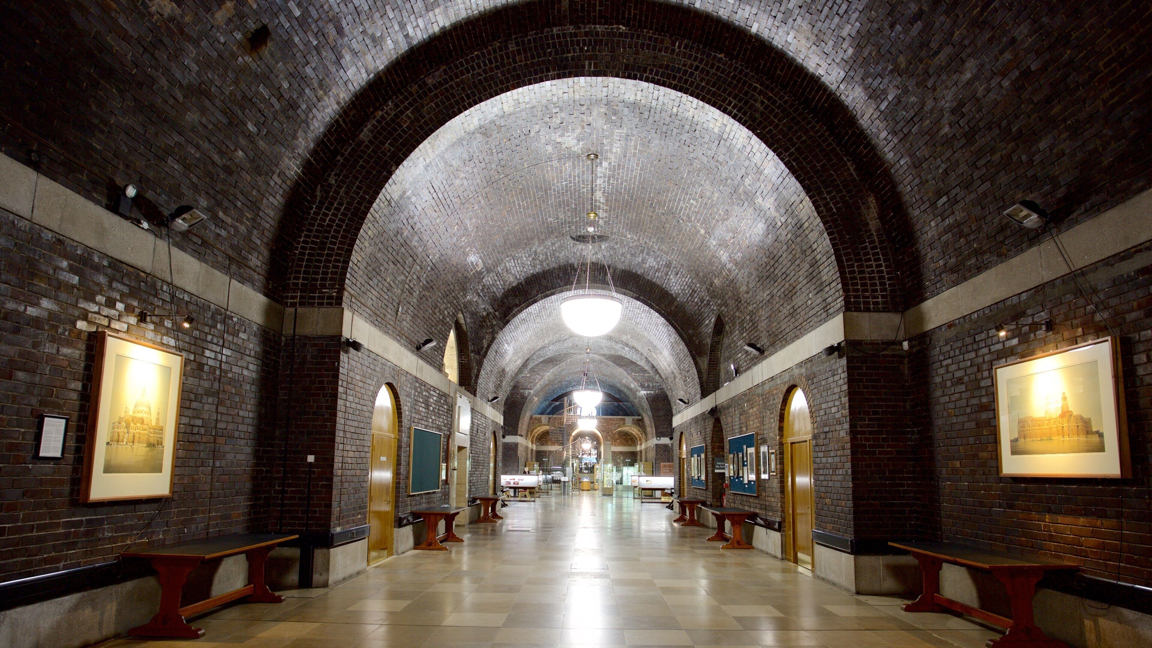 Liverpool Metropolitan Cathedral das einen Innenansichten und Kirche oder Kathedrale