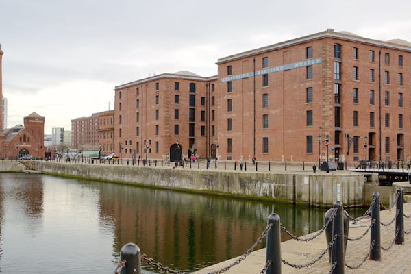 Merseyside Maritime Museum das einen Fluss oder Bach und Stadt