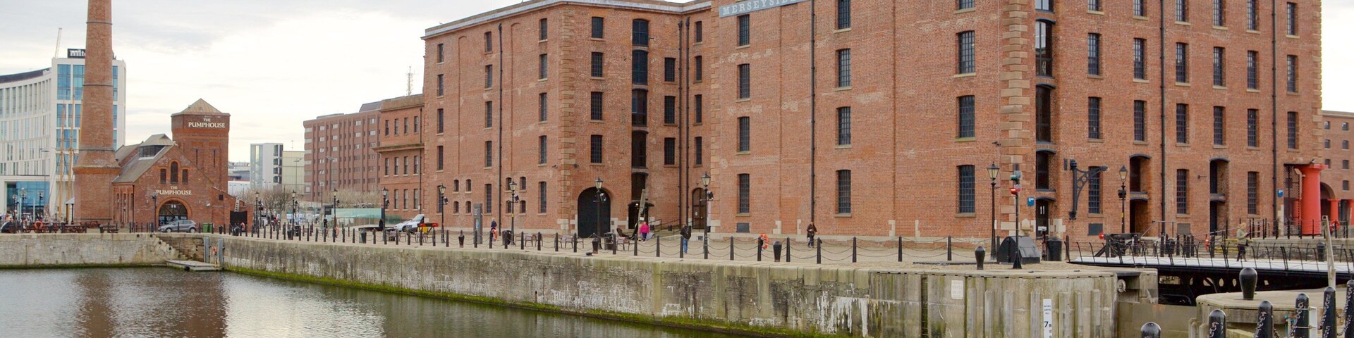 Merseyside Maritime Museum das einen Fluss oder Bach und Stadt