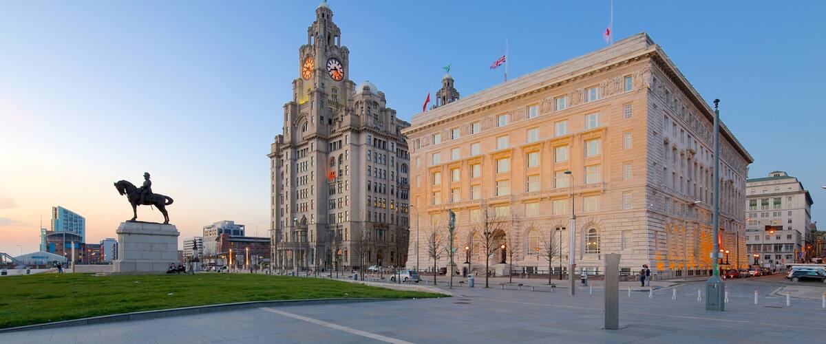 Royal Liver Building johon kuuluu auringonlasku ja vanha arkkitehtuuri