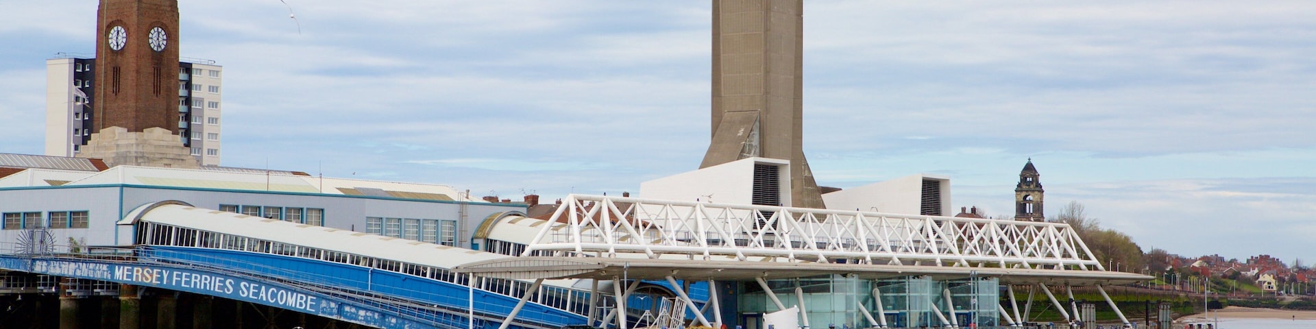 Spaceport mostrando un río o arroyo y un club náutico