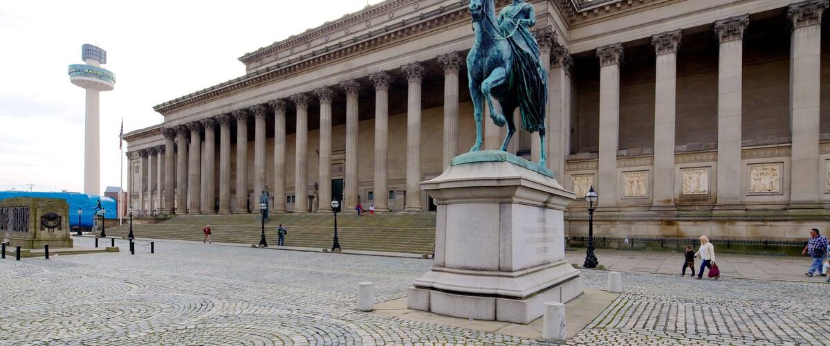 セントジョージ ホール フィーチャー 行政建造物, 像あるいは彫刻 と 遺跡