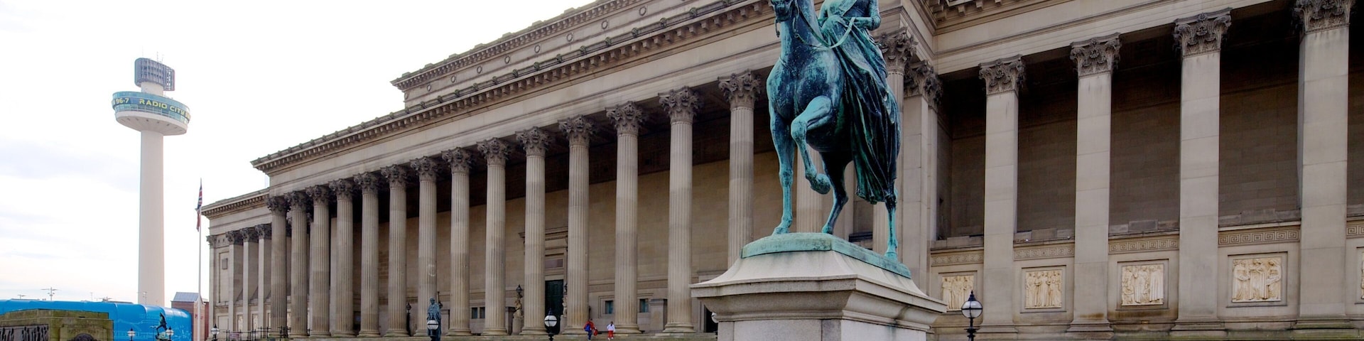 St. George\'s Hall featuring an administrative buidling, heritage architecture and a statue or sculpture