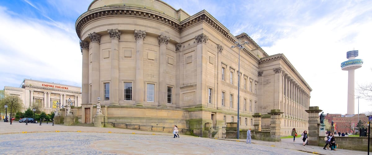 St. George\'s Hall som visar historisk arkitektur och en administrativ byggnad