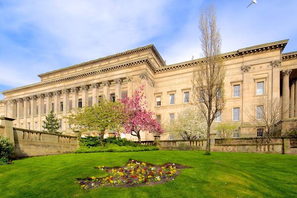 St. George\'s Hall montrant patrimoine architectural, bĂątiment public et parc
