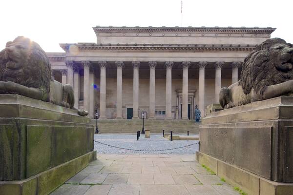 St. George\'s Hall welches beinhaltet Verwaltungsgebäude, Statue oder Skulptur und historische Architektur