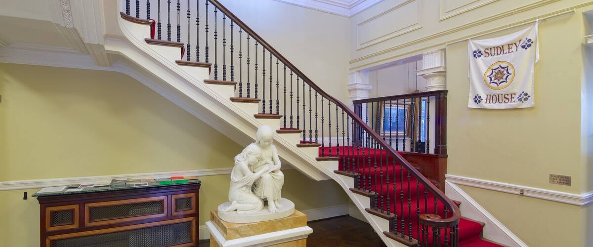 Sudley House ofreciendo vistas interiores y arte