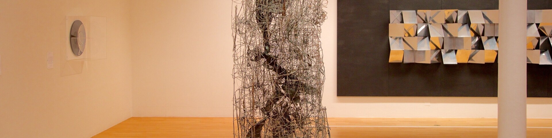 Tate Liverpool que inclui vistas internas e arte