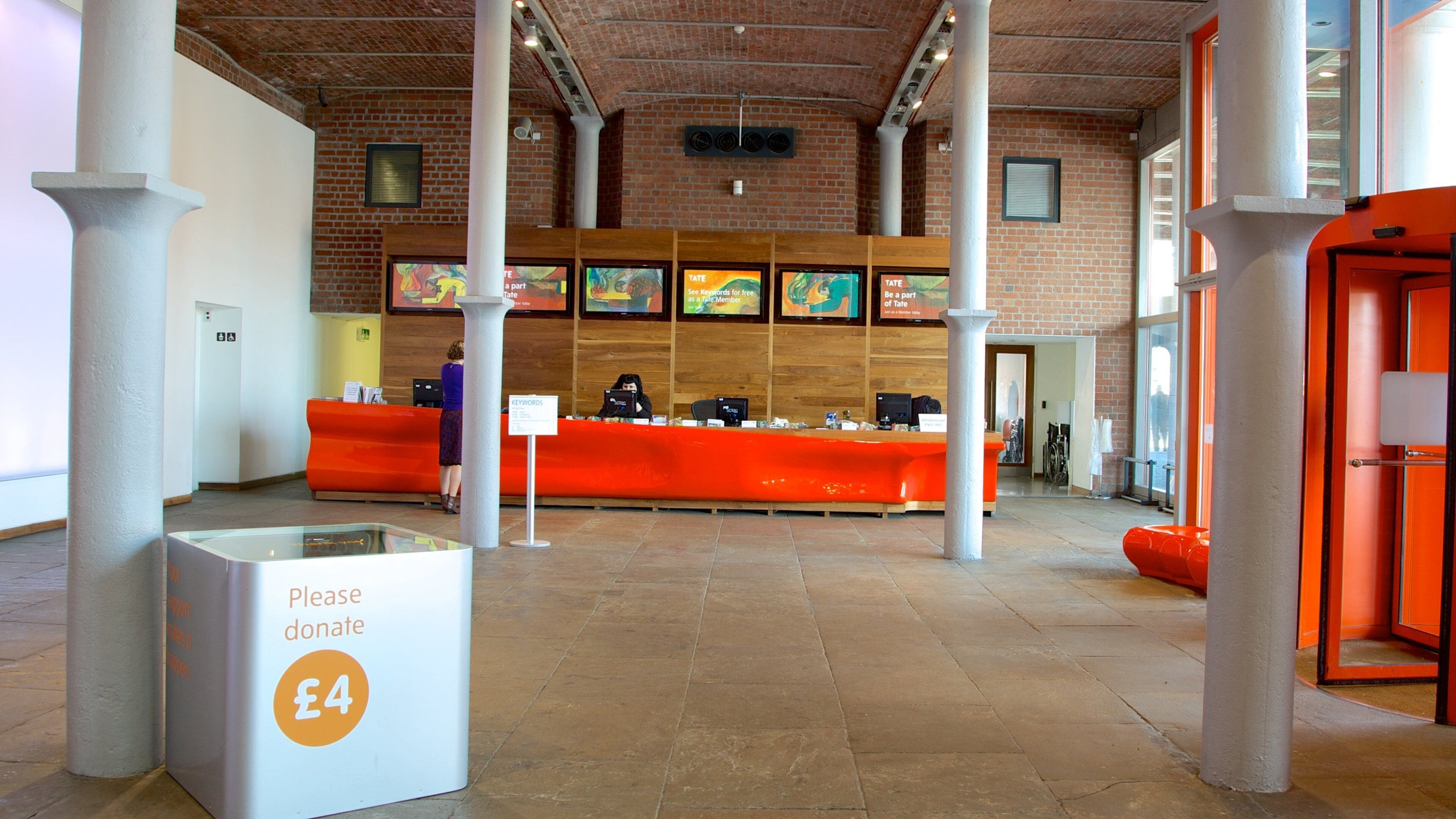 Tate Liverpool mostrando arte y vista interna