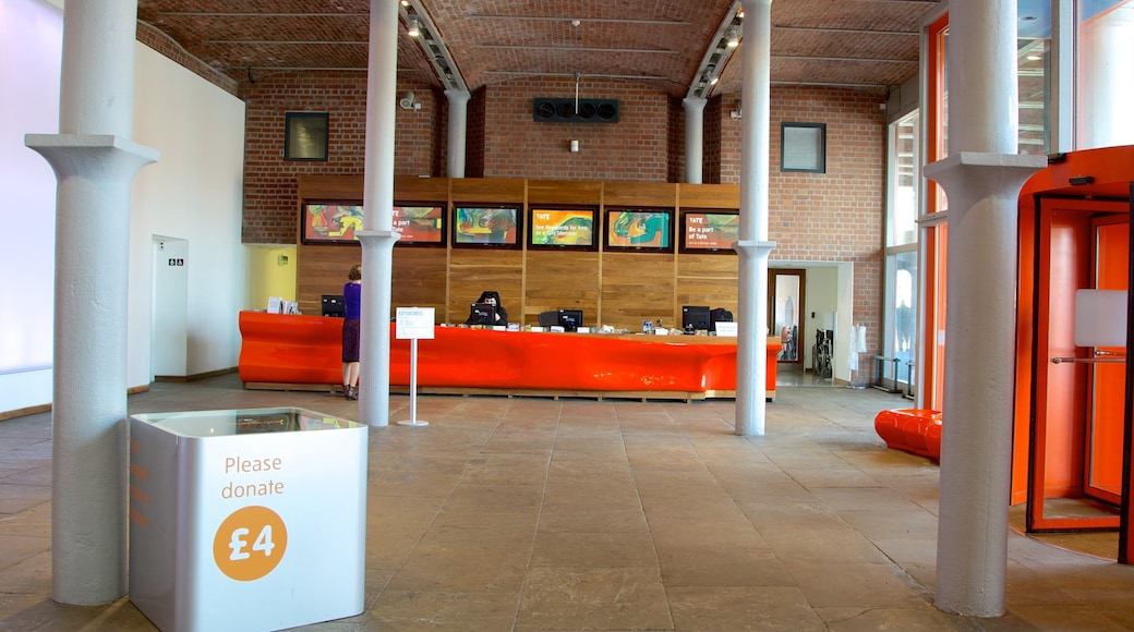 Tate Liverpool mostrando arte y vista interna