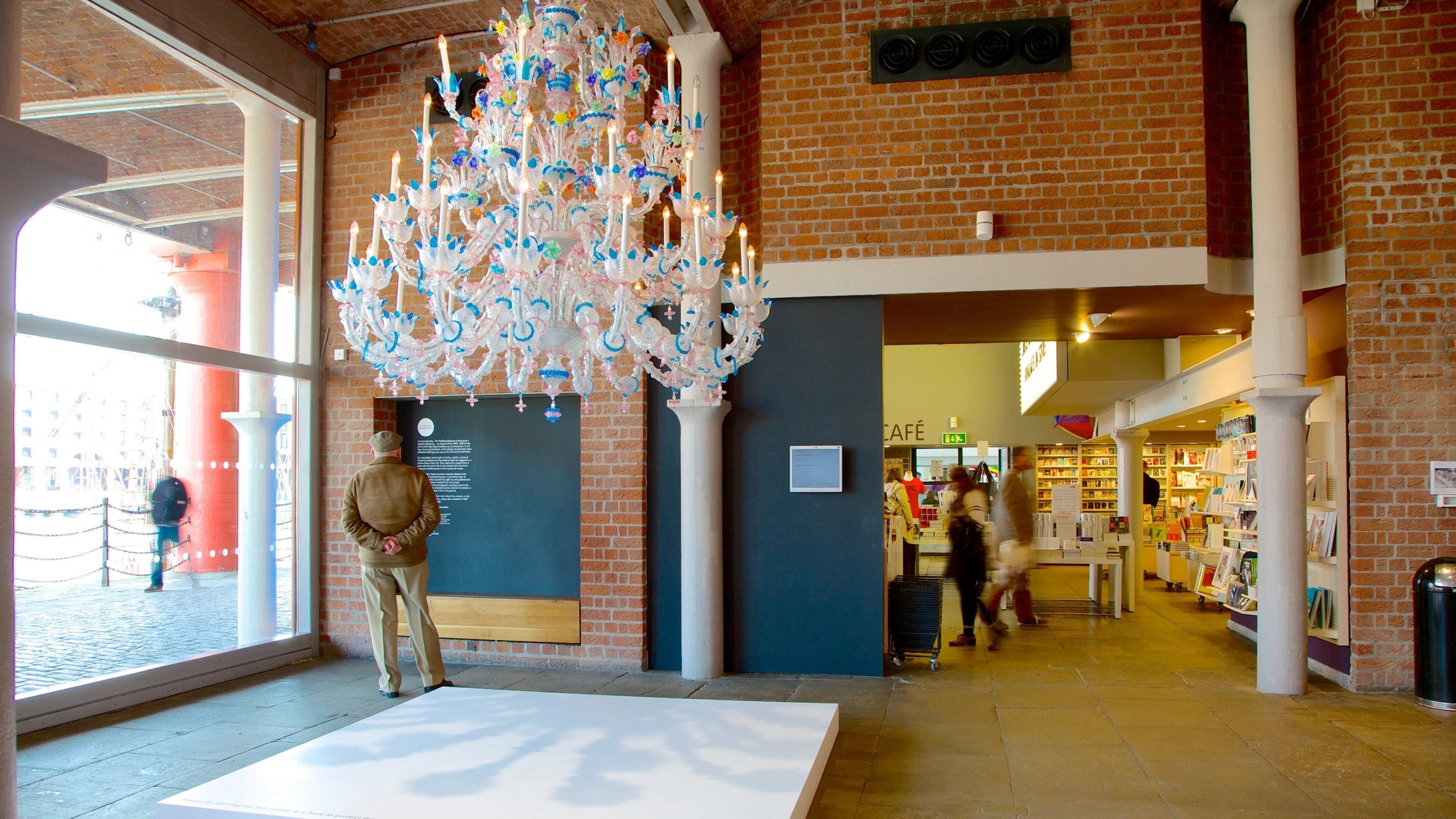 Tate Liverpool mostrando arte y vista interna