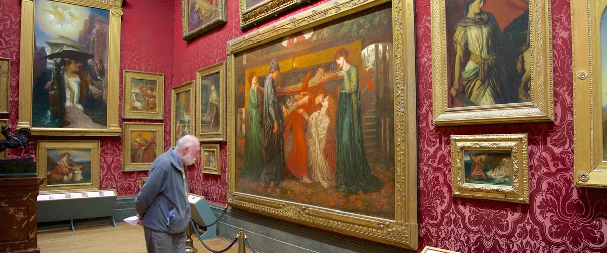 Walker Art Gallery mostrando arte y vistas interiores y también un hombre