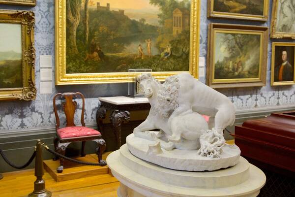 Walker Art Gallery welches beinhaltet Innenansichten und Statue oder Skulptur