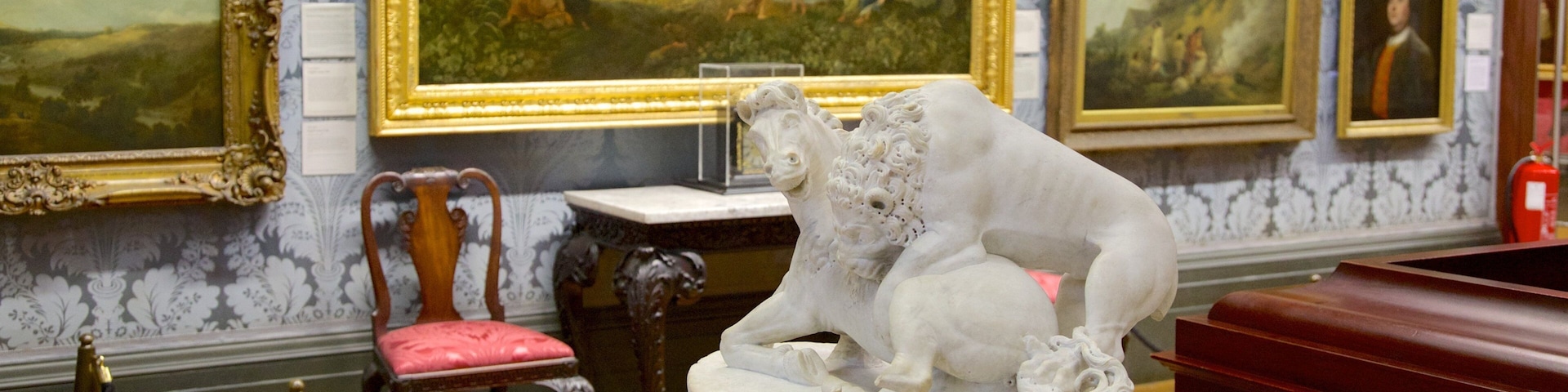 Walker Art Gallery welches beinhaltet Innenansichten und Statue oder Skulptur