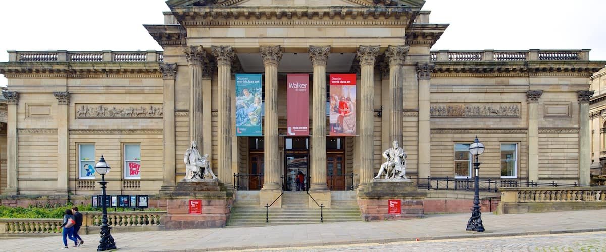 Walker Art Gallery ofreciendo imágenes de calles