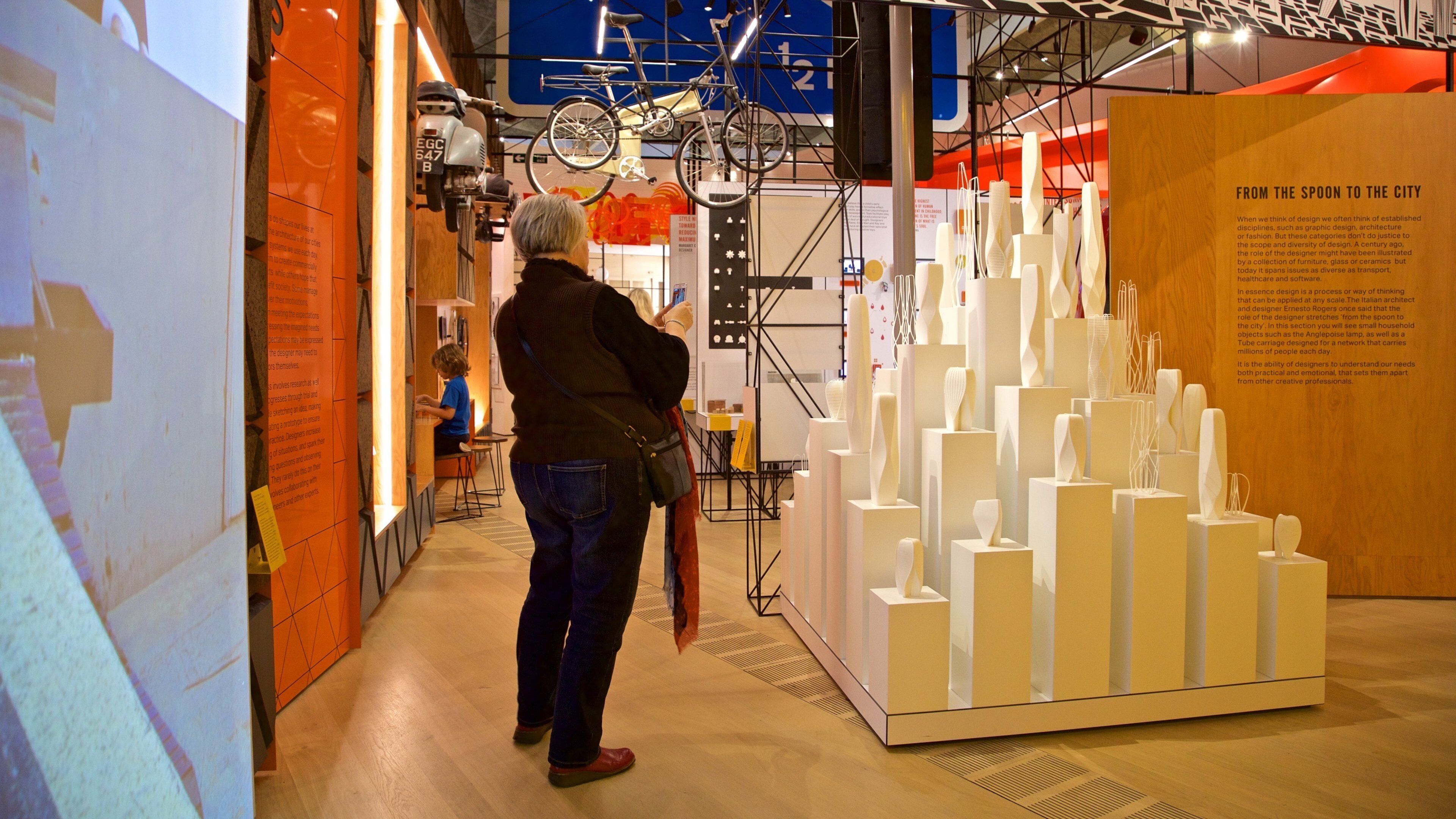 Designmusem som inkluderer innendørs og kunst i tillegg til en kvinne