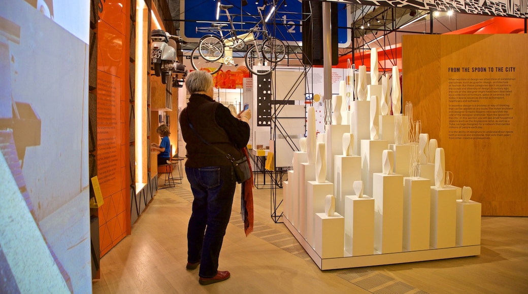 Design Museum mostrando vistas interiores y arte y también una mujer