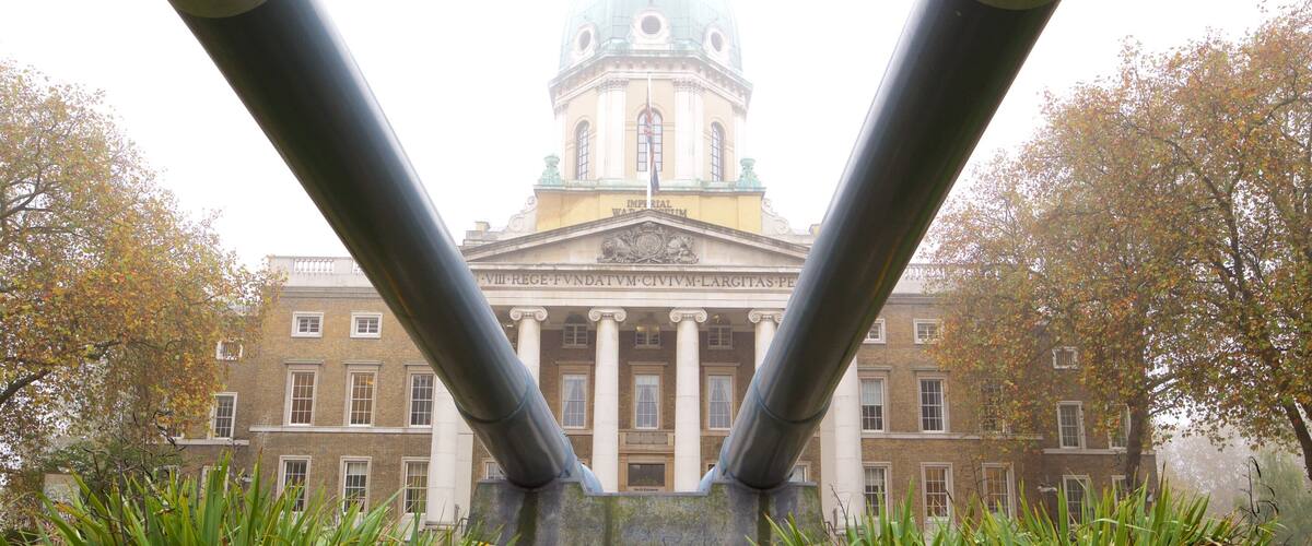 ์ํ๋ฆฌ์ผ ์ ์๋ฐ๋ฌผ๊ด ์ ๋ณด์ฌ์ฃผ๋ ๊ตฐ๋ ๋ฌผํ, ์๊ฐ ๊ณผ ๋ฌธํ์ ์ฐ ๊ฑด์ถ