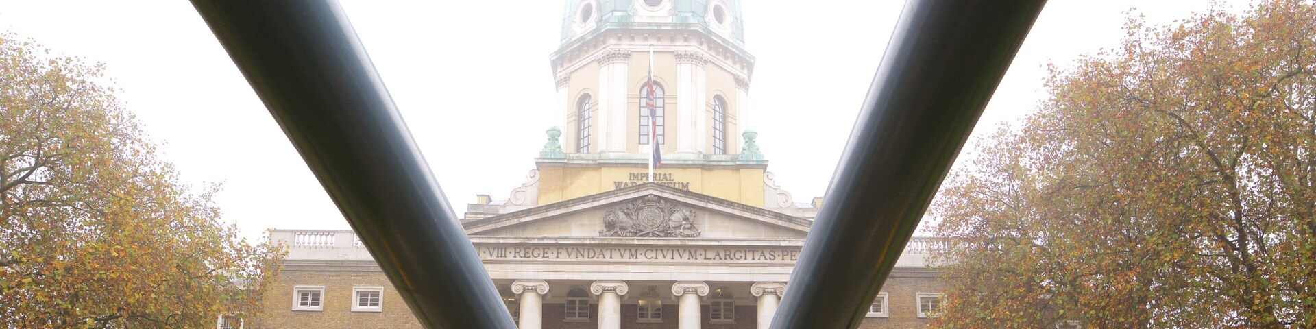 Museo Imperial de la Guerra que incluye arquitectura patrimonial, artículos militares y niebla