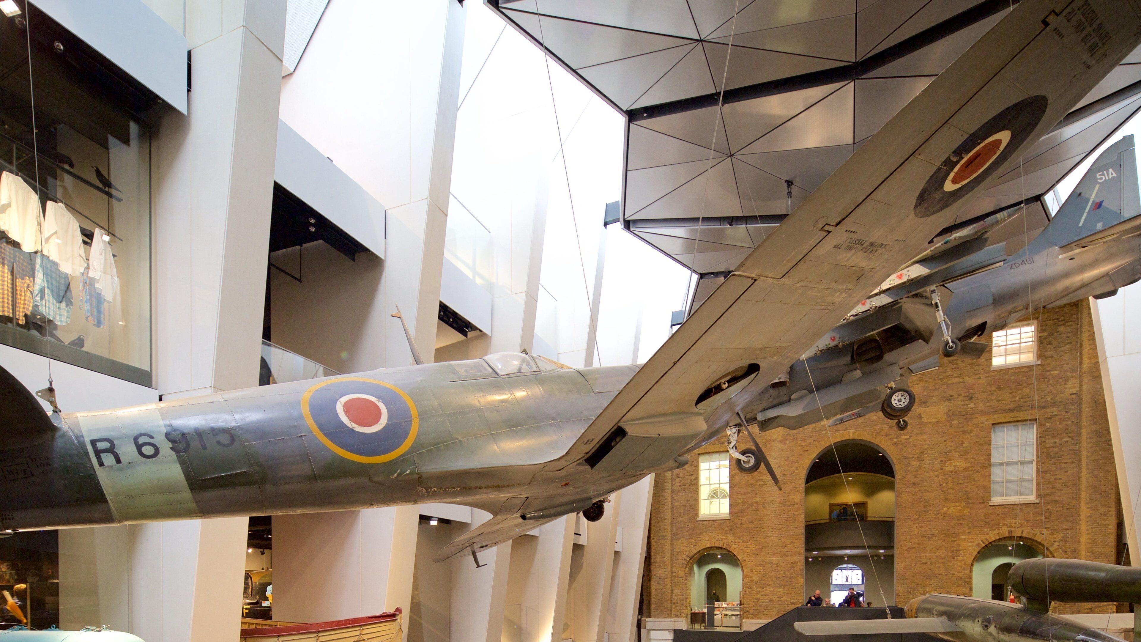 Museo Imperial de la Guerra ofreciendo aviación, vistas de interior y artículos militares