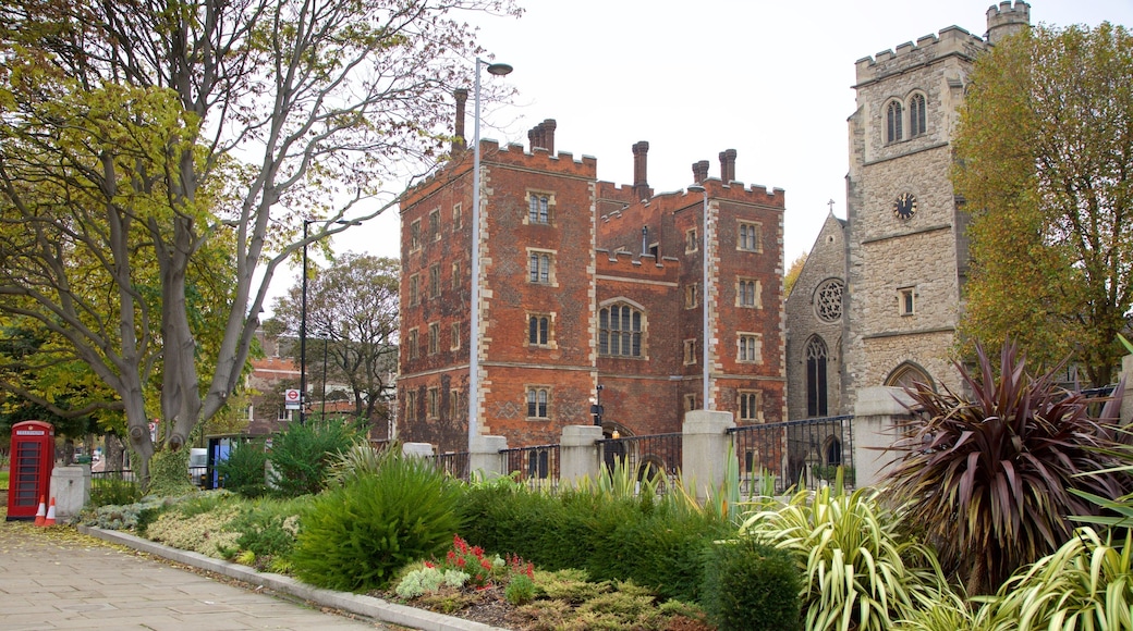 Lambeth Palace showing a castle, a garden and heritage architecture