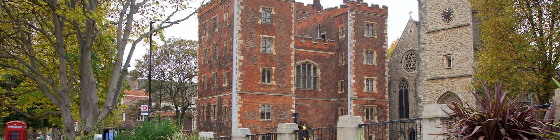 Lambeth Palace mostrando um castelo, arquitetura de patrimônio e um jardim