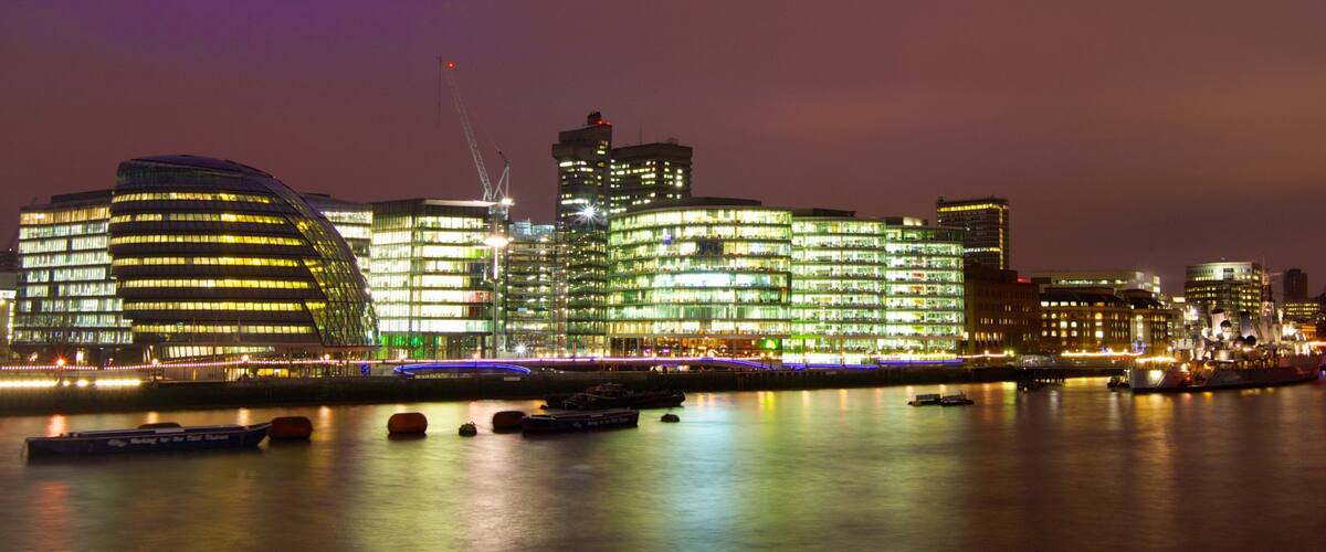 Municipio di Londra mostrando centro, architettura moderna e fiume o ruscello