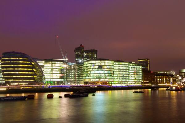 City Hall das einen bei Nacht, Stadt und Fluss oder Bach