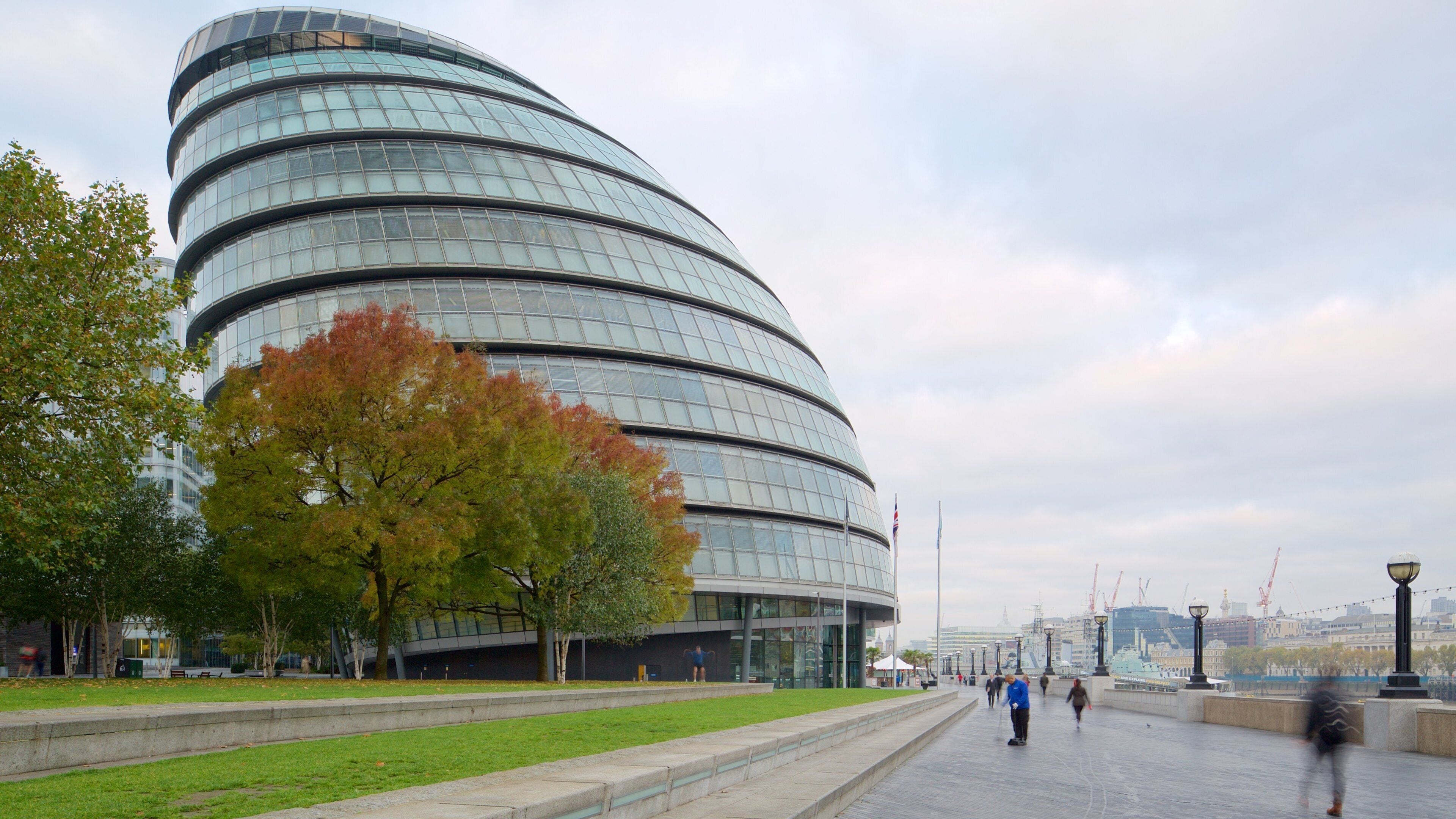 London City Hall which includes modern architecture and an administrative buidling