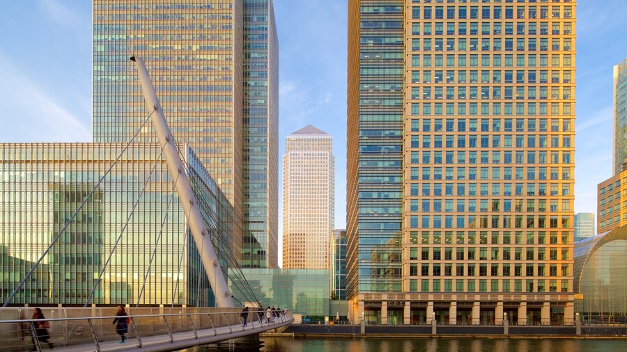 One Canada Square featuring a skyscraper, a river or creek and a bridge