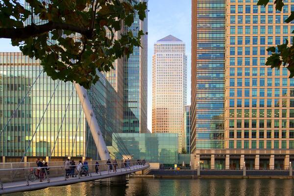 One Canada Square montrant pont, ville et gratte-ciel