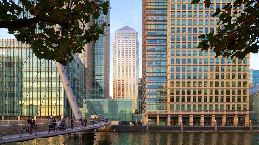 One Canada Square toont een rivier of beek, een stad en een brug