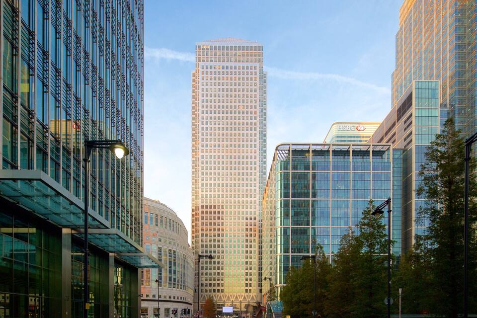 Eine Stadtansicht mit modernen Glasgebäuden, darunter das markante HSBC-Gebäude.