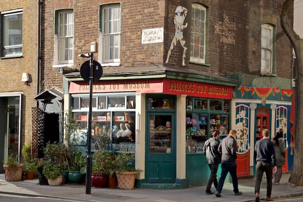 Museo del Juguete de Pollock que incluye escenas urbanas y también un pequeño grupo de personas