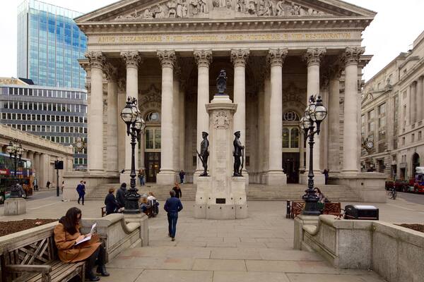 Royal Exchange showing a monument, a city and an administrative buidling