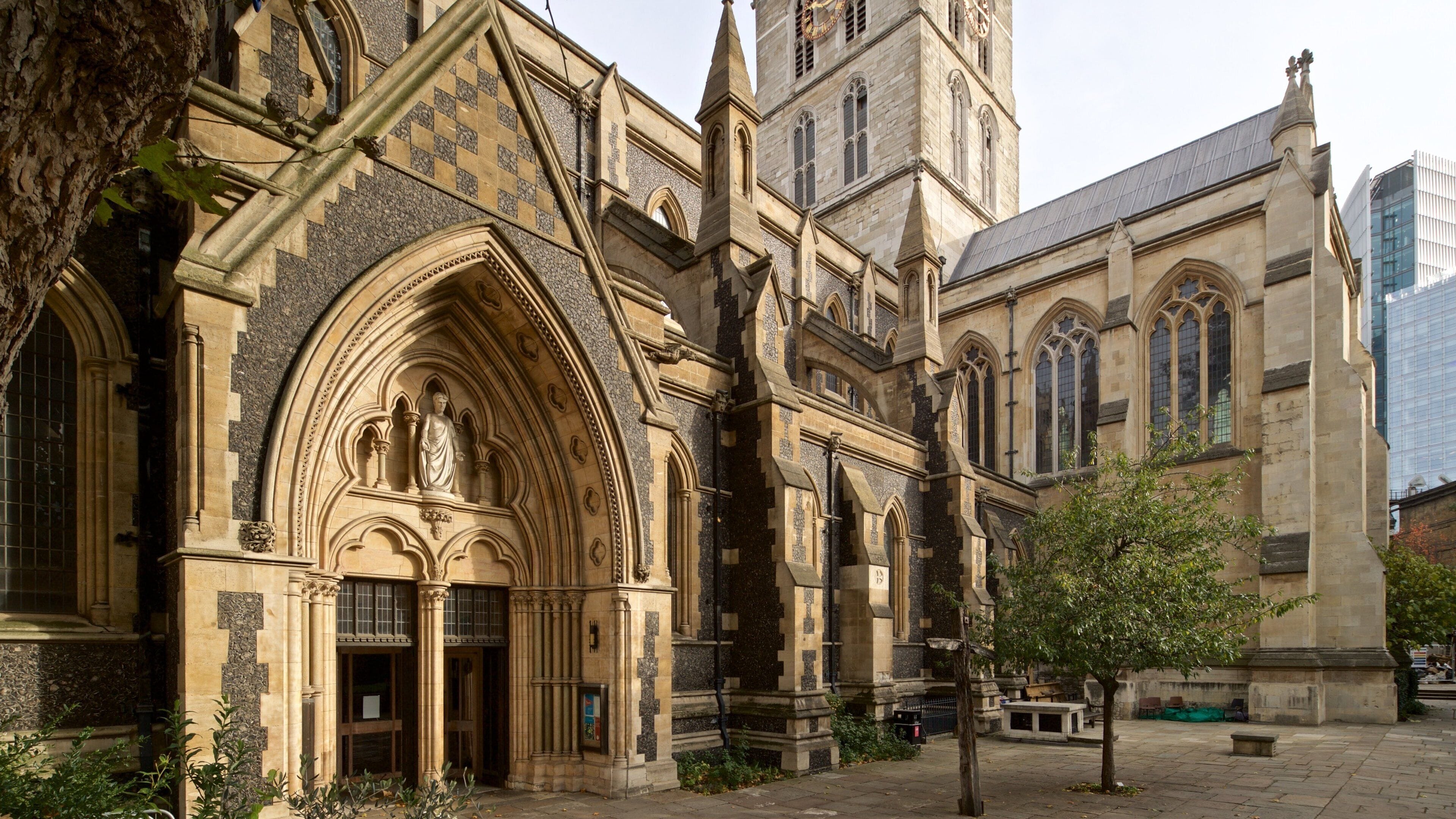 Southwark Cathedral som visar historisk arkitektur och en kyrka eller katedral