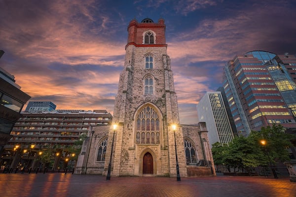 A medieval church sheltered by the brutalist architecture of the Barbican Estate in Central London. A great spot to see one of the dichotomies of modern London.
#london #stgiles #barbican #medieval #church
