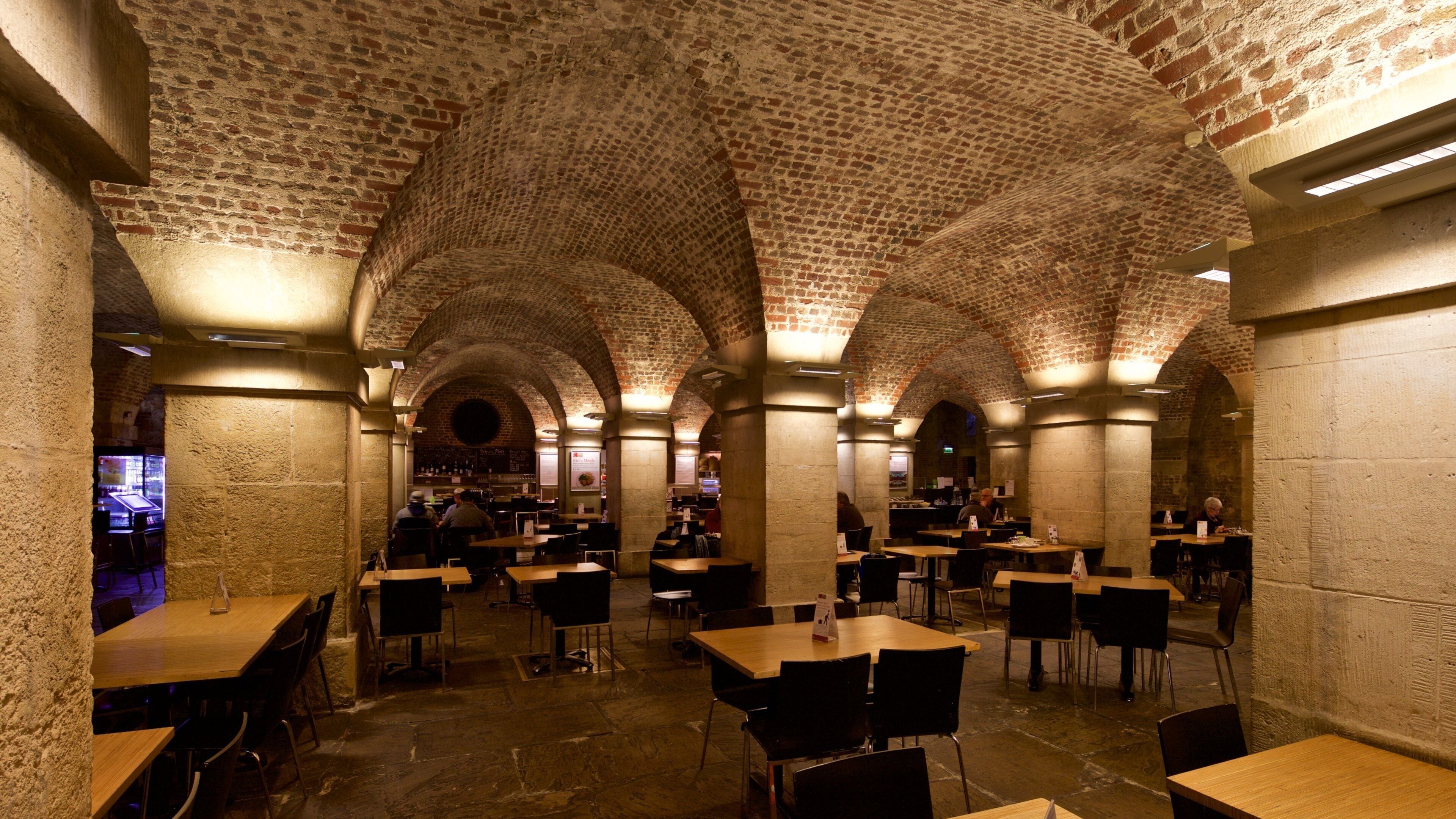 St. Martin-in-the-Fields qui includes un bar, éléments du patrimoine et scènes intérieures