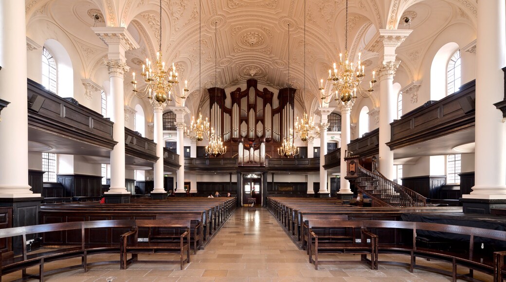 Iglesia de St. Martin-in-the-Fields mostrando elementos patrimoniales, vistas de interior y una iglesia o catedral