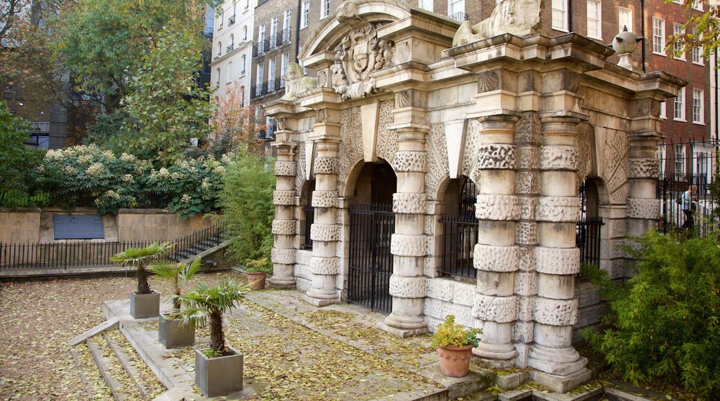 Victoria Embankment Gardens featuring heritage elements and a park
