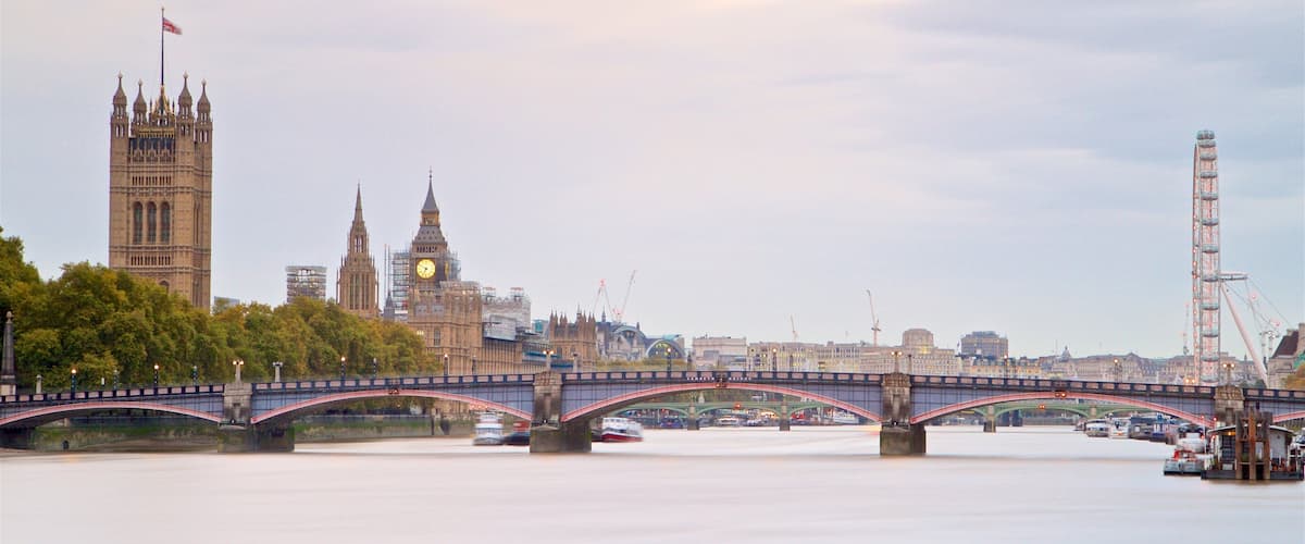 Victoria Tower mostrando un puente, una ciudad y patrimonio de arquitectura