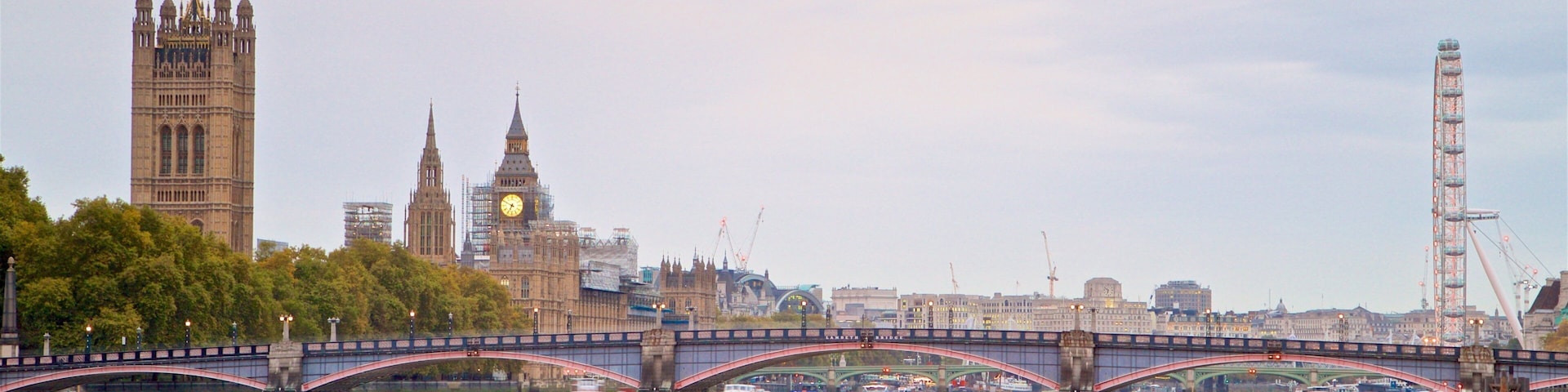 Victoria Tower ofreciendo un río o arroyo, una ciudad y arquitectura patrimonial