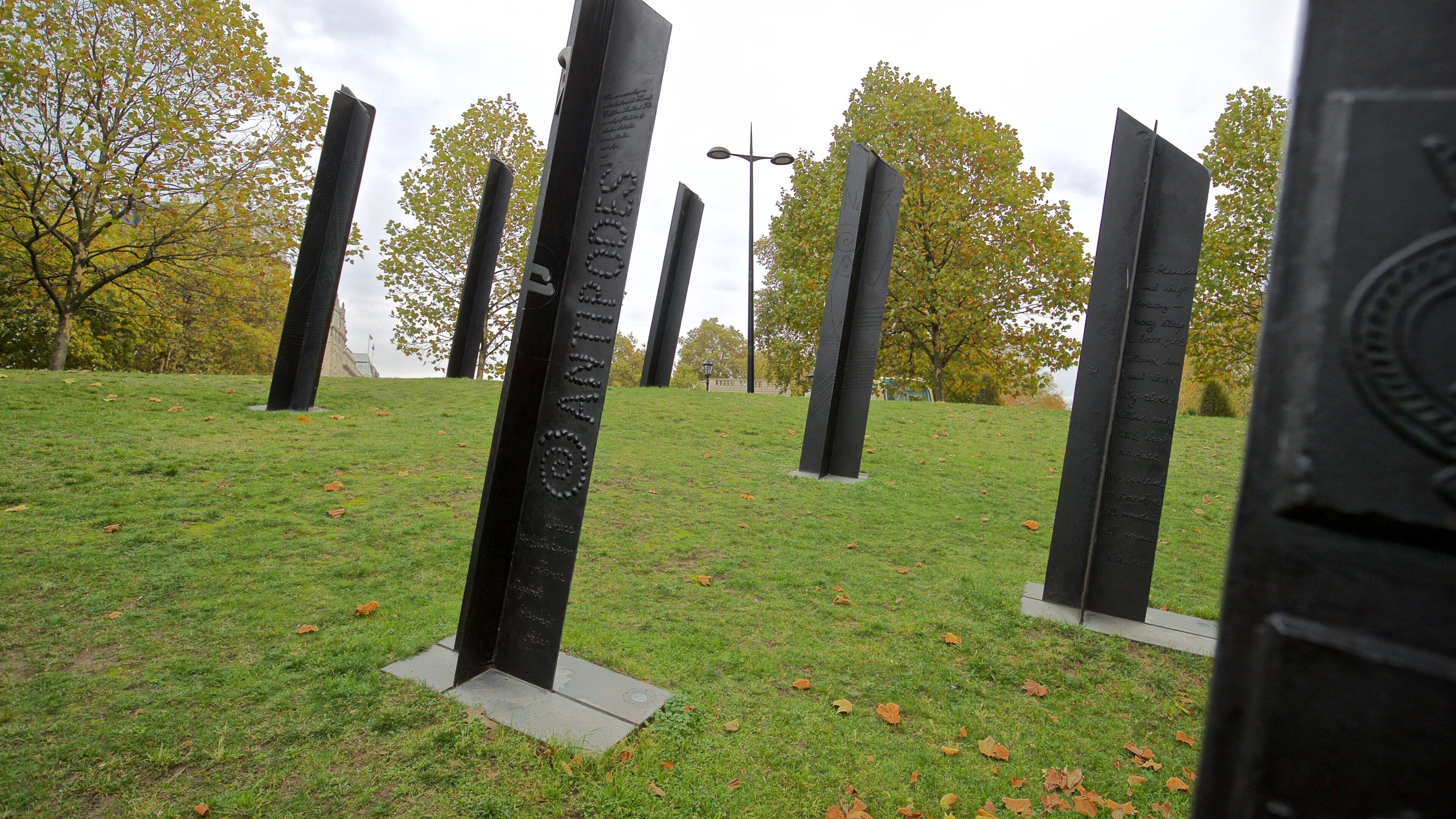 Wellington Arch som viser utendørs kunst og hage