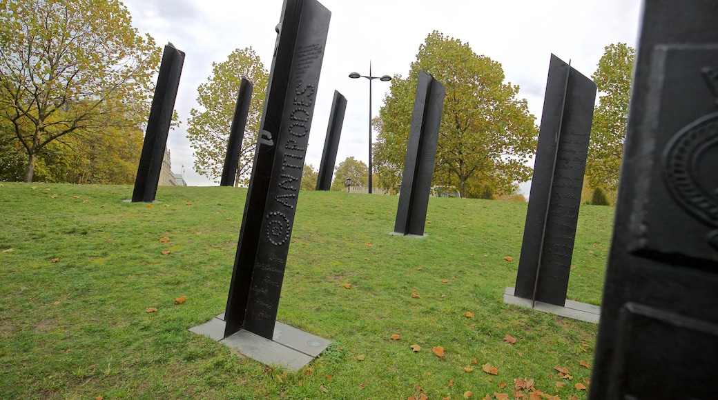 Wellington Arch som viser utendørs kunst og hage