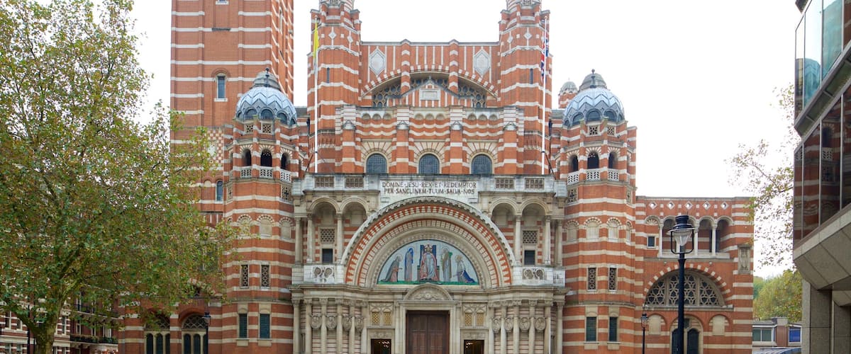 Kathedraal Westminster toont historische architectuur, een plein en een kerk of kathedraal