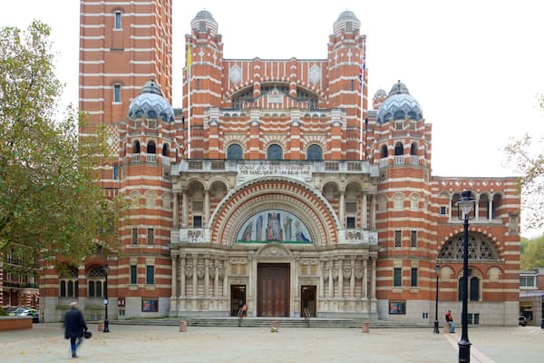 Westminster Cathedral mettant en vedette patrimoine architectural, église ou cathédrale et square ou place
