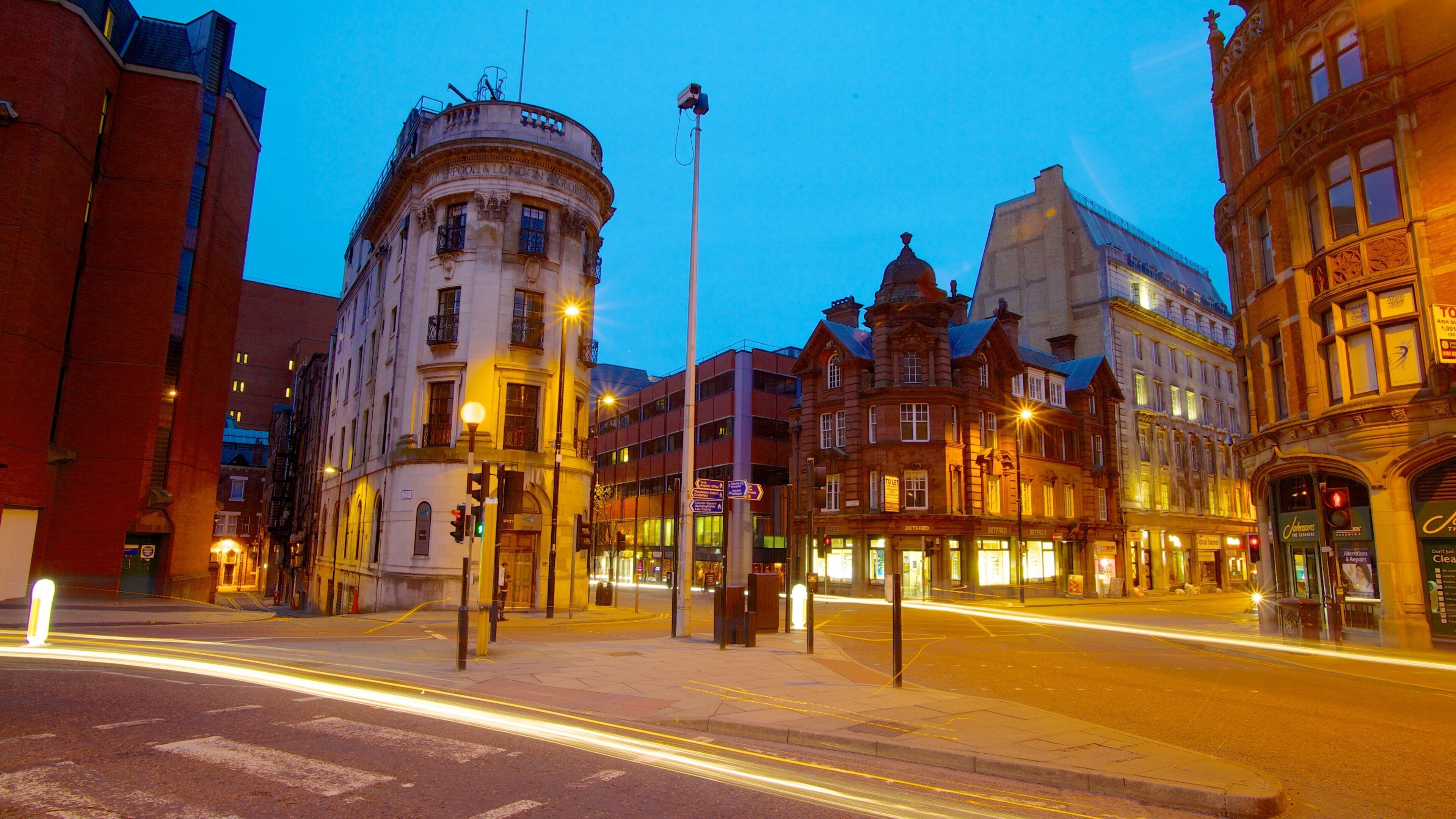 Albert Square which includes a city, nightlife and heritage architecture
