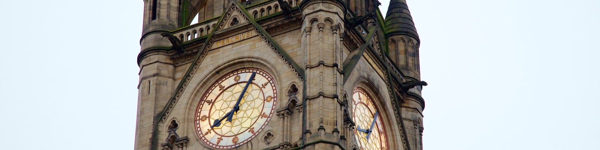Una torre de reloj histórica con detalles arquitectónicos intrincados y una esfera horaria grande.