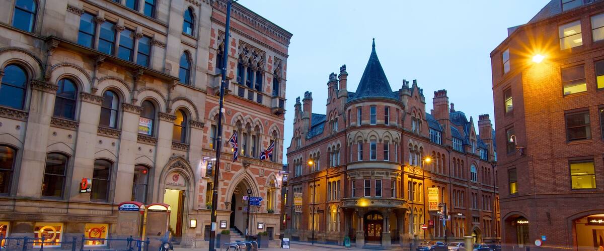 Albert Square featuring street scenes, heritage architecture and a city